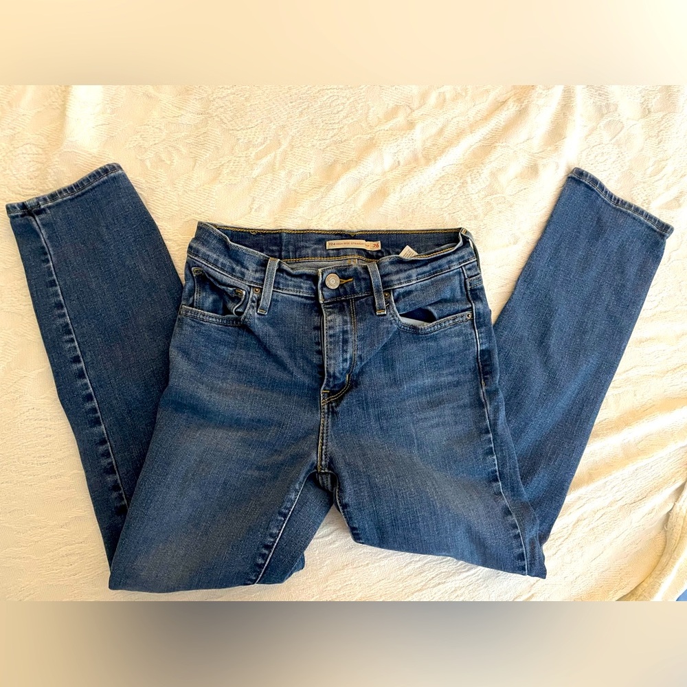 EUC Women's size 26 Classic Levi’s High Rise Dark/Med Blue Jeans